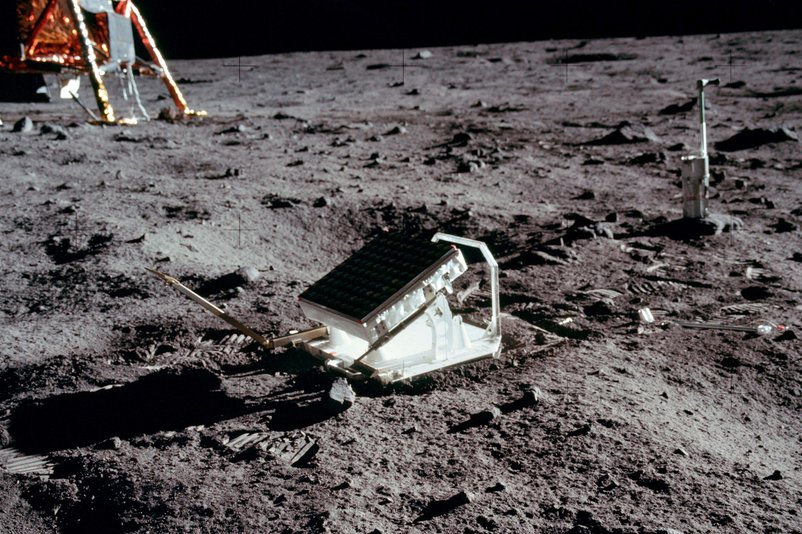 بازتابگر قرارداده شده روی ماه توسط نیل آرمسترانگ